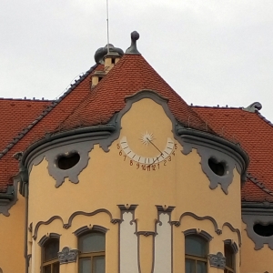 Slnečné hodiny na budove Gymnázia Grösslingová